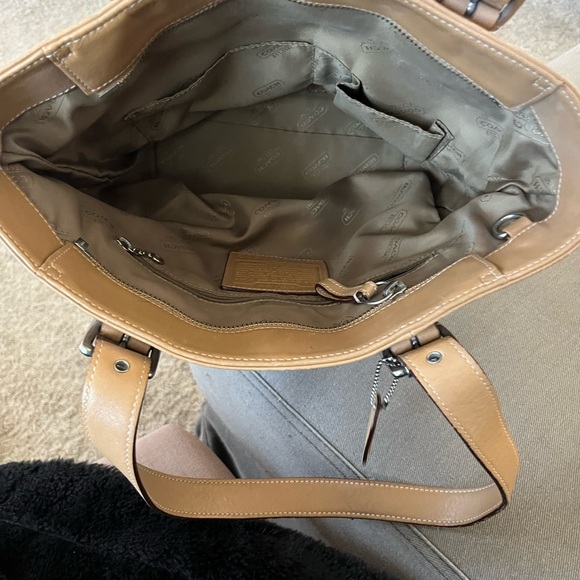 Coach Tan Leather Tote Bag with Structured Design - Picture 6 of 7